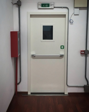 Белая дверь EI 60 с прямоугольным стеклопакетом и пушбаром
